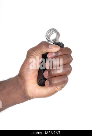 Eine Nahaufnahme Bild der Hand auf einen afrikanischen amerikanischen Mann hält eine Übung Werkzeug seine Muskeln, für weißen Hintergrund zu stärken Stockfoto