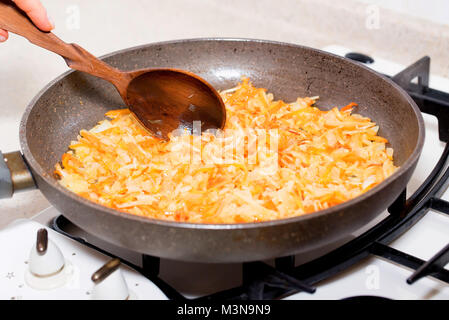 Pfanne mit gebratenem Gemüse für Borscht Stockfoto