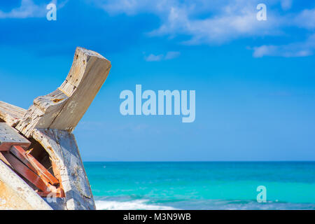 Detail eines hölzernen Schiffbruch mit Türkis tropischen Meer Hintergrund. Stockfoto