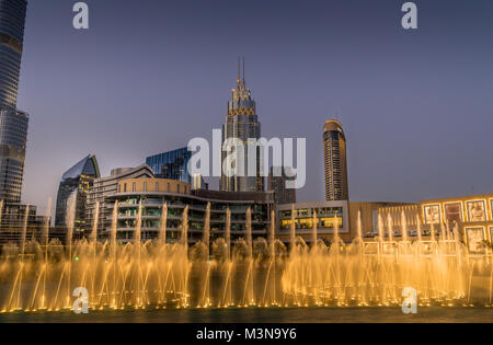 Dubai, VAE - Jan 9, 2018. Abendlicher Blick von Dancing Waters Leistung des Dubai Fountain von bunten Synchronisierung Lichter und Musik begleitet. Stockfoto