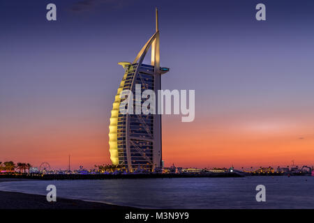 Dubai, Vereinigte Arabische Emirate - Jan 10, 2018. Sonnenuntergang Blick auf das Burj Al Arab Hotel am Jumeirah Beach in Dubai, Vereinigte Arabische Emirate Stockfoto