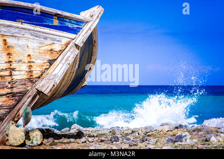 Detail eines hölzernen Schiffbruch mit Türkis tropischen Meer Hintergrund. Stockfoto