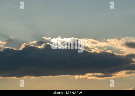 Sinkende Sonne hinter der Sonne verborgen Stockfoto