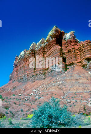 "Ägyptischen Tempel 'rock Cliff, Capitol Reef National Park, Utah. Ein Wahrzeichen auf der Fahrt, ein Beispiel dafür, Shinarump Sandstein topping Schichten Stockfoto