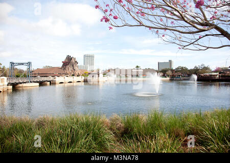 Februar 4, 2018 - Orlando, Florida: Disney Federn Blick auf Lake Buena Vista mit Attraktionen und einem Kirschbaum Stockfoto