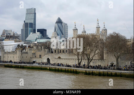 Die Skyline der Stadt mit Leadenhall Building und 30 St Mary Axe Wolkenkratzer (auch als Swiss Re Tower oder die Ghurkin) und Tower von London durch Fluss Thame Stockfoto