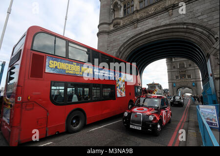 Neugotischen kombiniert Klapp- und Suspension Bridge Tower Bridge 1886 1894 von Horace Jones und John Wolfe Barry über die Themse in London, eng ausgelegt Stockfoto
