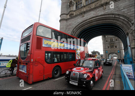 Neugotischen kombiniert Klapp- und Suspension Bridge Tower Bridge 1886 1894 von Horace Jones und John Wolfe Barry über die Themse in London, eng ausgelegt Stockfoto