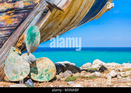 Detail eines hölzernen Schiffbruch mit Türkis tropischen Meer Hintergrund. Stockfoto