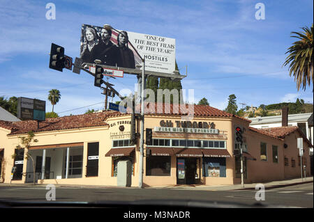 Hinweistafel auf dem Sunset Strip Förderung der Film Feinde über Gil Turner's Liquor Shop in West Hollywood, Los Angeles, CA Stockfoto