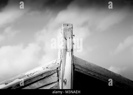 Detail eines hölzernen Schiffbruch mit Wolken und blauer Himmel. Stockfoto