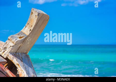 Detail eines hölzernen Schiffbruch mit Türkis tropischen Meer Hintergrund. Stockfoto