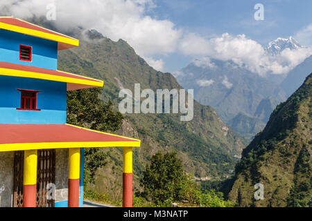 Kleines, modernes Hindu Tempel in den Bergen in der Nähe von Tatapani, Himalayan Dorf in Nepal. Stockfoto