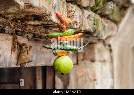 Nazar battu - traditionellen nepalesischen Amulett, Chilly Peppers und ein Kalk hängen vor einem Haus, Schutz gegen den bösen Blick. Kathmandu, Nepal Stockfoto