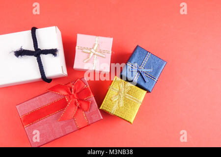 Geschenkboxen auf rotem Hintergrund Stockfoto