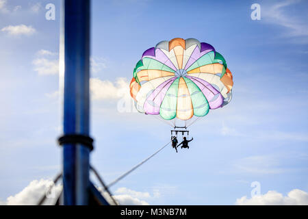 Boracay, Philippinen - November 18, 2017: Unbekannter touristische tun Fallschirm Segeln Freizeit Aktivität in Boracay Island, Aklan, Philippinen Stockfoto