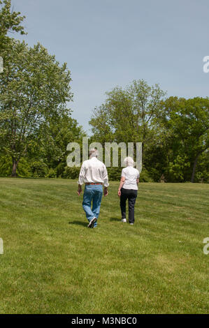 Ältere Paare Gehen durch einen Park Stockfoto