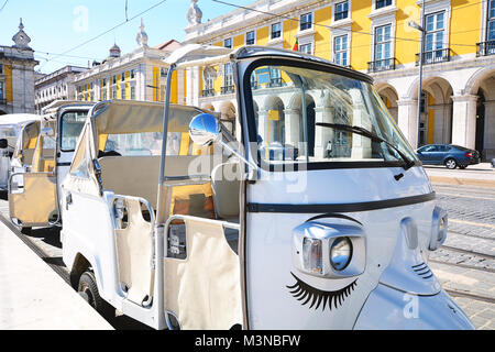 Nahaufnahme von Tuk Tuk auf Straße von Lissabon in Portugal. Stockfoto