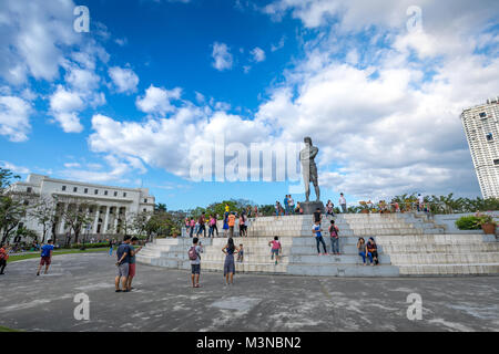 Manila, Philippinen - Feb 4, 2018: Die Statue der Sentinel der Freiheit (Lapu Lapu Denkmal) in Rizal Park in der Mitte des Agrifina Kreis, Mann Stockfoto