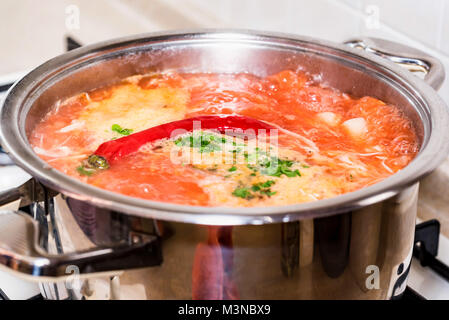 Frisch zubereitete borscht Kochen im Topf schließen Stockfoto