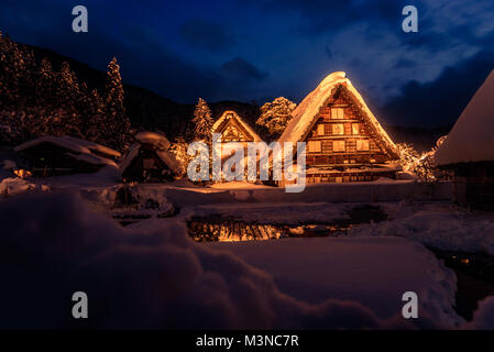 Die Lichter am Abend im Dorf, Shirakawago, Japan Stockfoto