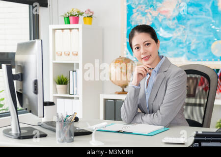 Professionelle pretty Business woman Arbeiten am Globus Reisebüro Firma und im Büro mit Blick auf die Kamera zu lächeln. Stockfoto