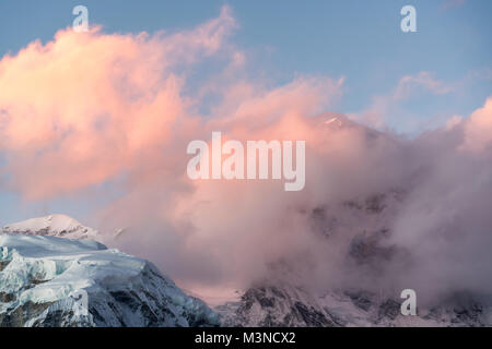 Cho Oyu moubtain versteckt sich hinter den Wolken bei Sonnenuntergang, Gokyo, Nepal Stockfoto