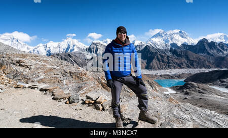 Blick vom Renjo La Pass, Gokyo See und das Dorf unten gesehen, dem Mount Everest, etc. im Hintergrund. Nepal Stockfoto