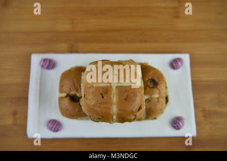 Ostern Essen von zu Hause Hot Cross Buns auf Holz Stockfoto