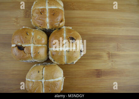 Ostern Essen von zu Hause Hot Cross Buns auf Holz Stockfoto