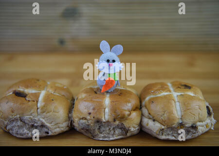 Ostern Essen von zu Hause Hot Cross Buns auf Holz Stockfoto