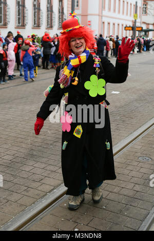 Mainz, Deutschland. 10 Feb, 2018. Ein Karneval offenbarer ist als Clown verkleidet. Kinder aus Schulen und Kindergärten in Mainz zogen durch Mainz in den jährlichen Jugend Karnevalsumzug. Sie wurden von den Mitgliedern der Karneval wachen und Vereine aus Mainz begleitet. Quelle: Michael Debets/Pacific Press/Alamy leben Nachrichten Stockfoto