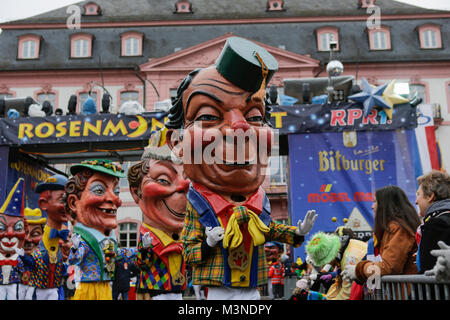 Mainz, Deutschland. 10 Feb, 2018. Die Schwellkopp (großer Kopf) Schnutedunker Märschen in die Parade. Kinder aus Schulen und Kindergärten in Mainz zogen durch Mainz in den jährlichen Jugend Karnevalsumzug. Sie wurden von den Mitgliedern der Karneval wachen und Vereine aus Mainz begleitet. Quelle: Michael Debets/Pacific Press/Alamy leben Nachrichten Stockfoto