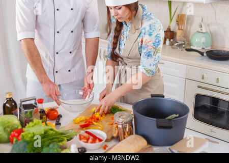 Zwei Köche arbeiten zusammen Stockfoto