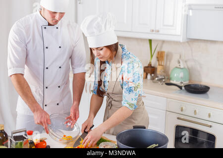 Zwei Köche arbeiten zusammen. Stockfoto