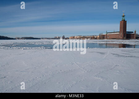 Ansicht des Stadshuset in Stockholm über einen gefrorenen Mälaren Stockfoto