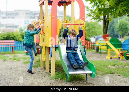 Schöne Ukrainische Jungen laufen auf einem Spielplatz und Abstieg von den Hügeln Stockfoto