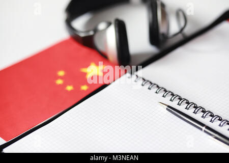 Das Erlernen von Fremdsprachen. Notepad für Einträge und eine Fahne. Lang Stockfoto