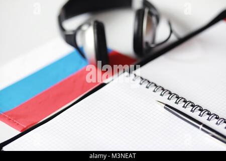 Das Erlernen von Fremdsprachen. Notepad für Einträge und eine Fahne. Lang Stockfoto