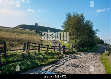 Die berühmten Wahrzeichen von Lancashire Rivington Pike Chorley Großbritannien in der Morgensonne ein Liebling mit Wanderern aus Nah und Fern Stockfoto