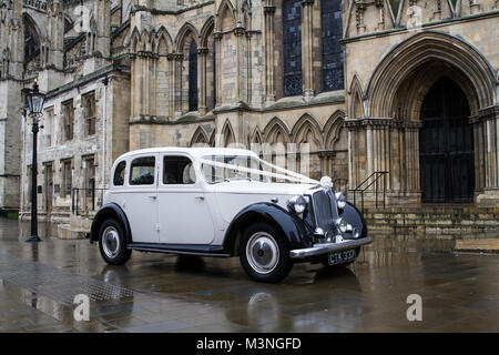 YORK, UK - 10. Februar 2018. Ein weißes, Rolls Royce Hochzeit Auto mit weißen Bändern außerhalb York Minster in York, Großbritannien geparkt. Stockfoto