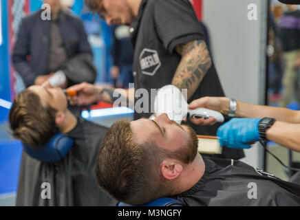 Kiew, Ukraine - Oktober 07, 2017: Friseur macht Bart schneiden auf Remington stand, Personal Care Corporation, während CEE 2017, der größten Elektronik Stockfoto