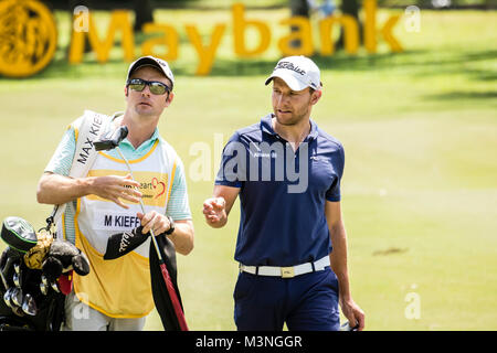 Kuala Lumpur, Malaysia. 4. Februar, 2018. Deutsche Golfspieler Maximilian Kieffer mit seinem Caddy bei der Maybank Meisterschaft 2018. © Danny Chan. Stockfoto