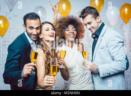 Gruppe von Party Leute feiern mit Getränken einen Geburtstag oder Silvester Party Stockfoto