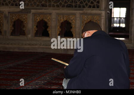 Alter Mann Lesen der Heilige Koran in einer Moschee Stockfoto