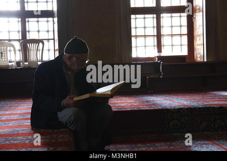 Alter Mann Lesen der Heilige Koran in einer Moschee Stockfoto