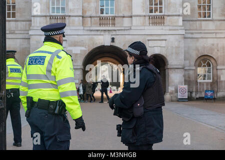 Eine bewaffnete Polizei Frau in London Stockfoto