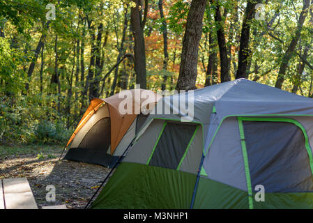 Herbst camping mit zwei Zelten auf Campingplatz im Morgenlicht Stockfoto