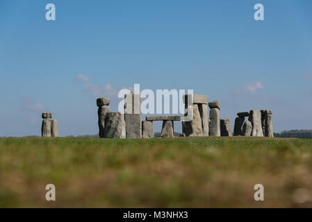 Stonehenge, Wiltshire - Blick über Gras Felder der Steinkreise an einem ruhigen Tag ohne Besucher Unscharfer Vordergrund Stockfoto