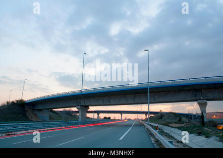 R-3 Autobahn in der Abenddämmerung. Madrid, Spanien. Stockfoto